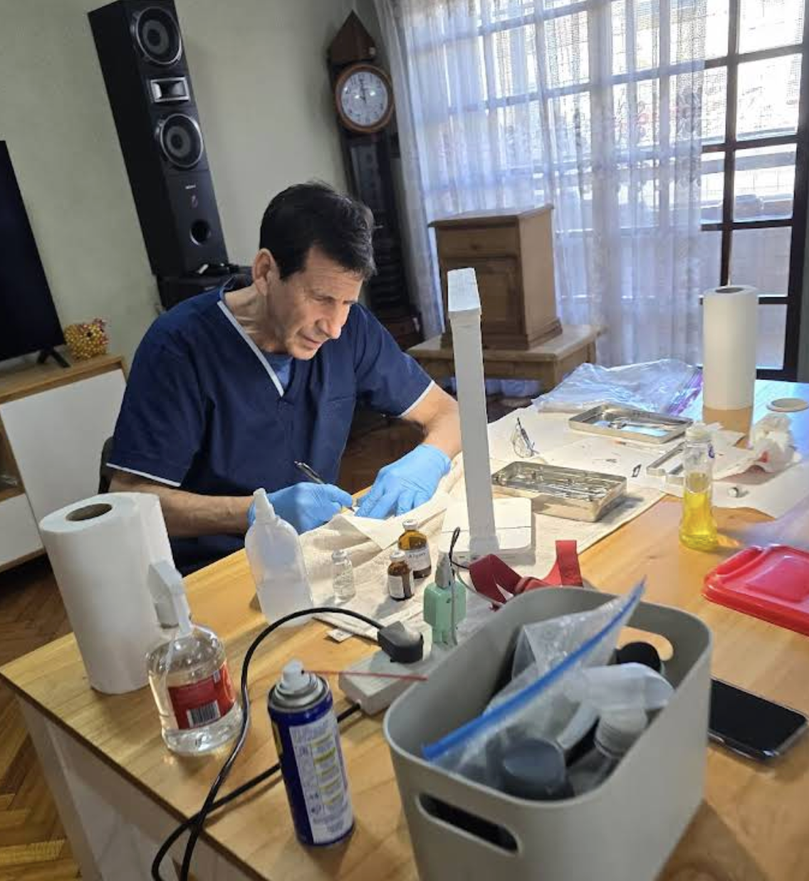 Veterinario trabajando con seguridad